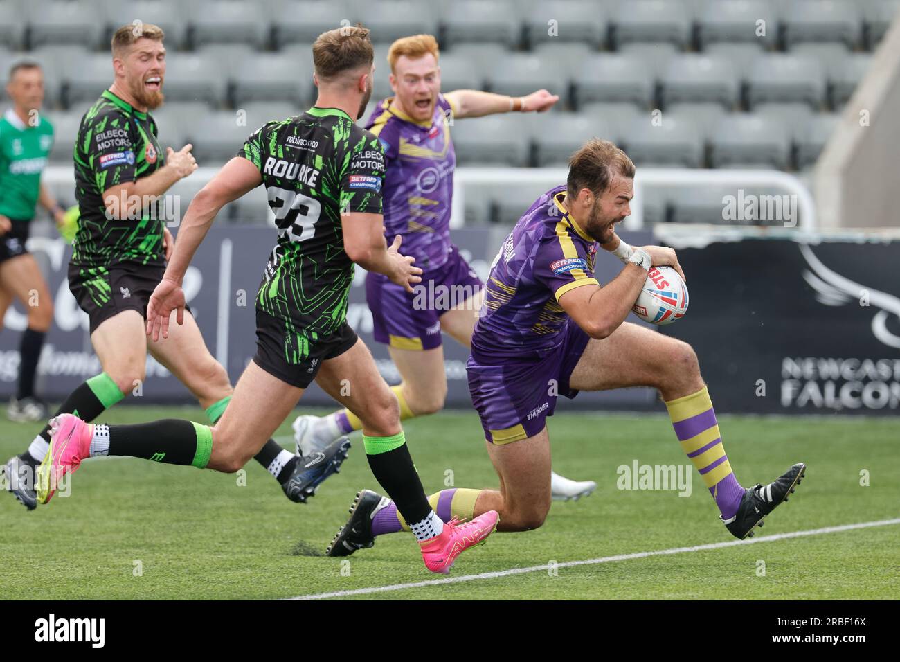 Newcastle, Großbritannien. 11. Juni 2023. Jay Chapelhow von Newcastle Thunder erzielt 28-12 Punkte zu Thunder. Die Conversion folgt während des Wettkampfs ZWISCHEN Newcastle Thunder und Whitehaven RLFC IN Kingston Park, Newcastle, am Sonntag, den 9. Juli 2023. (Foto: Chris Lishman | MI News) Kredit: MI News & Sport /Alamy Live News Stockfoto