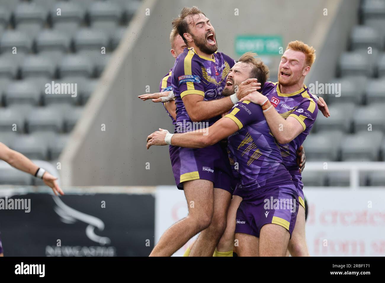 Newcastle, Großbritannien. 11. Juni 2023. Ted Chapelhow von Newcastle Thunder (links) und Alex Donaghy von Newcastle Thunder (rechts) feiern mit Jay Chapelhow, nachdem er am Sonntag, den 9. Juli 2023, den letzten Versuch für sein Team beim BETFRED Championship Match zwischen Newcastle Thunder und Whitehaven RLFC im Kingston Park, Newcastle, erzielt hat. (Foto: Chris Lishman | MI News) Kredit: MI News & Sport /Alamy Live News Stockfoto