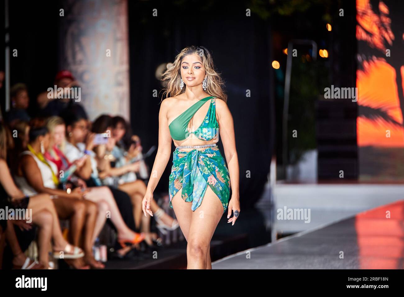 Miami Beach, USA. 09. Juli 2023. MIAMI BEACH, FLORIDA - Ein Model geht auf dem Laufsteg für die Miami Swim Fashion Show, präsentiert von SWANA The Label während der Miami Swim Week im SLS Hotel am 08. Juli 2023. Kredit: Yaroslav Sabitov/YES Market Media/Alamy Live News. Stockfoto