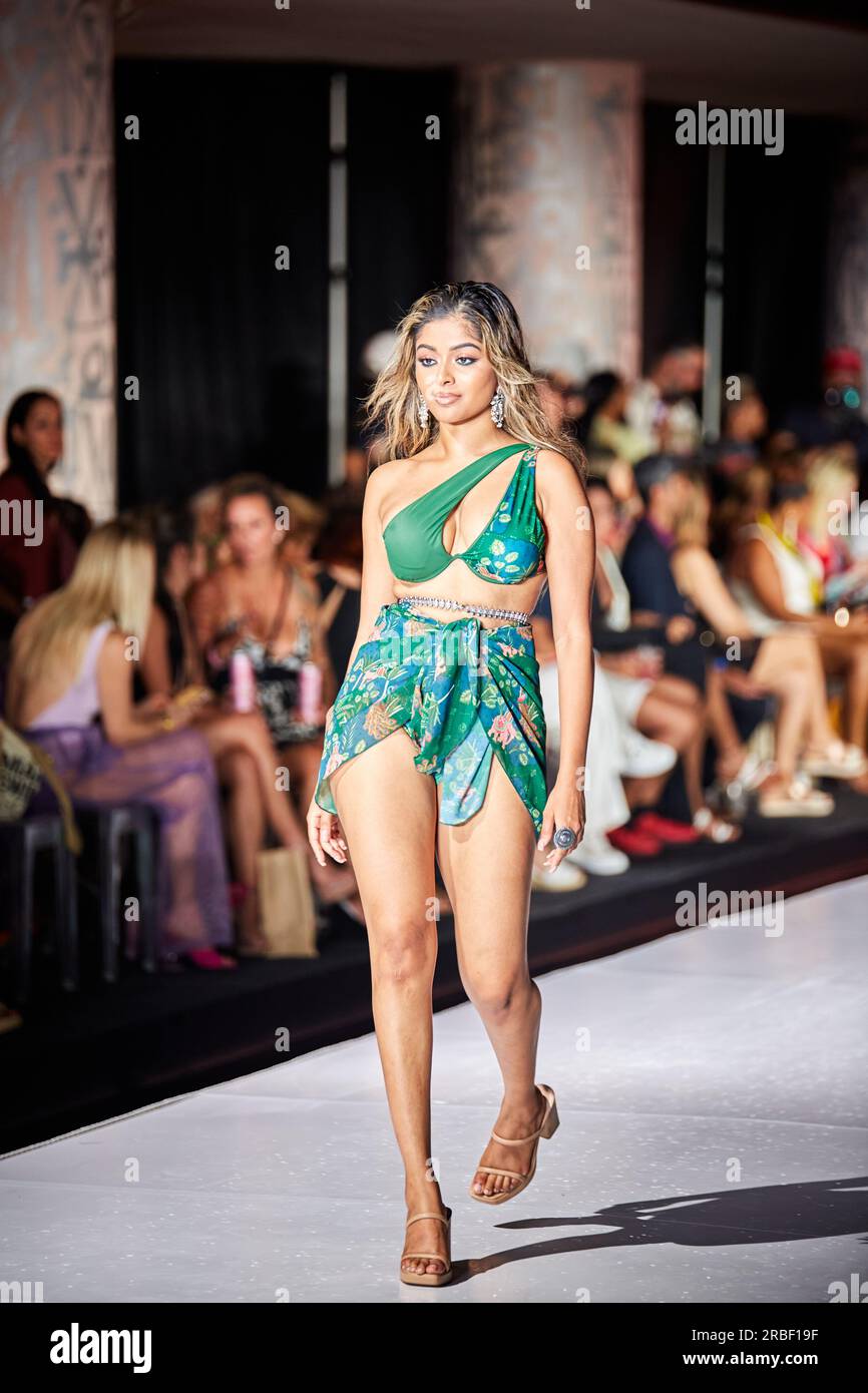 Miami Beach, USA. 09. Juli 2023. MIAMI BEACH, FLORIDA - Ein Model geht auf dem Laufsteg für die Miami Swim Fashion Show, präsentiert von SWANA The Label während der Miami Swim Week im SLS Hotel am 08. Juli 2023. Kredit: Yaroslav Sabitov/YES Market Media/Alamy Live News. Stockfoto