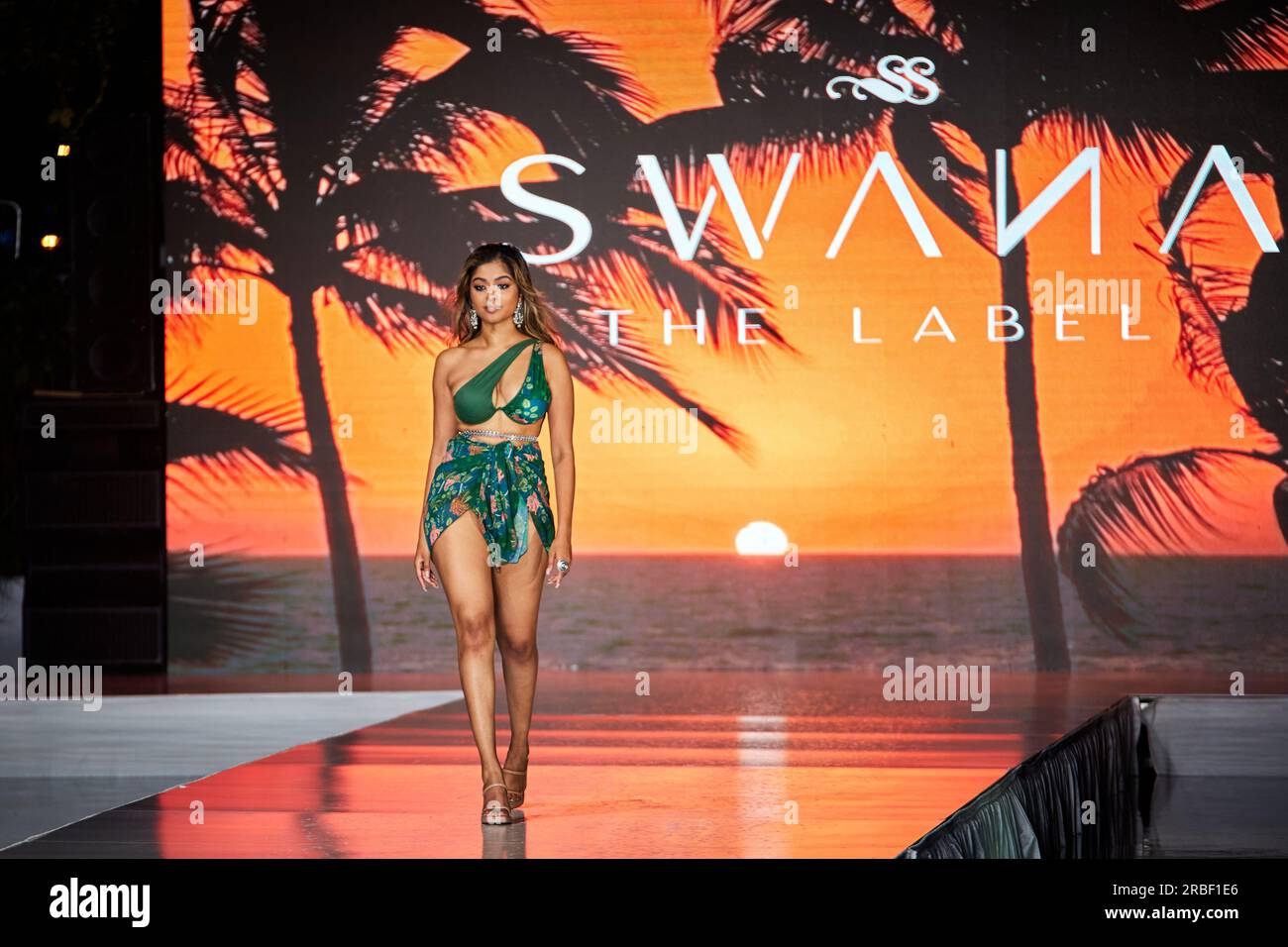 Miami Beach, USA. 09. Juli 2023. MIAMI BEACH, FLORIDA - Ein Model geht auf dem Laufsteg für die Miami Swim Fashion Show, präsentiert von SWANA The Label während der Miami Swim Week im SLS Hotel am 08. Juli 2023. Kredit: Yaroslav Sabitov/YES Market Media/Alamy Live News. Stockfoto