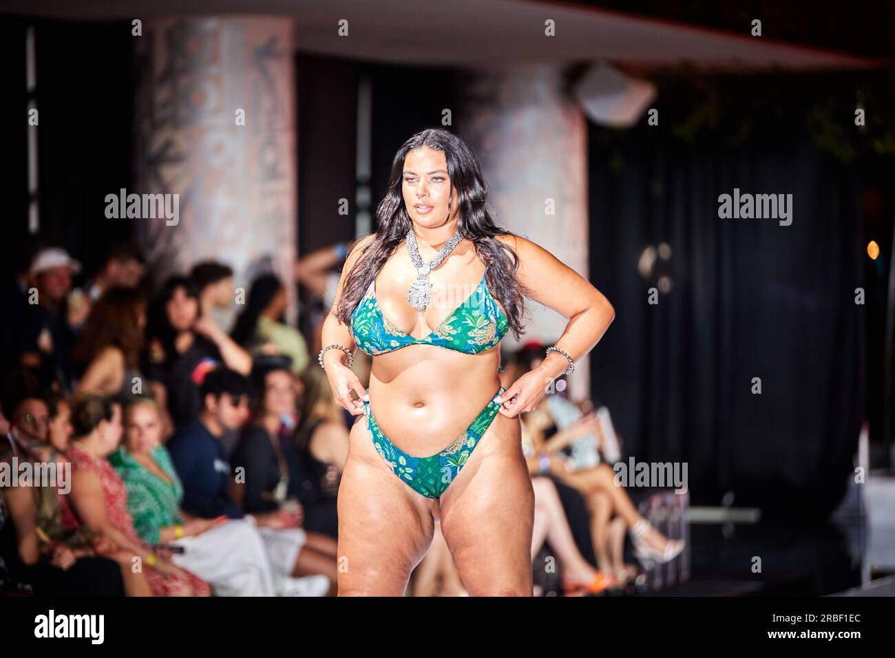 Miami Beach, USA. 09. Juli 2023. MIAMI BEACH, FLORIDA - Ein Model geht auf dem Laufsteg für die Miami Swim Fashion Show, präsentiert von SWANA The Label während der Miami Swim Week im SLS Hotel am 08. Juli 2023. Kredit: Yaroslav Sabitov/YES Market Media/Alamy Live News. Stockfoto