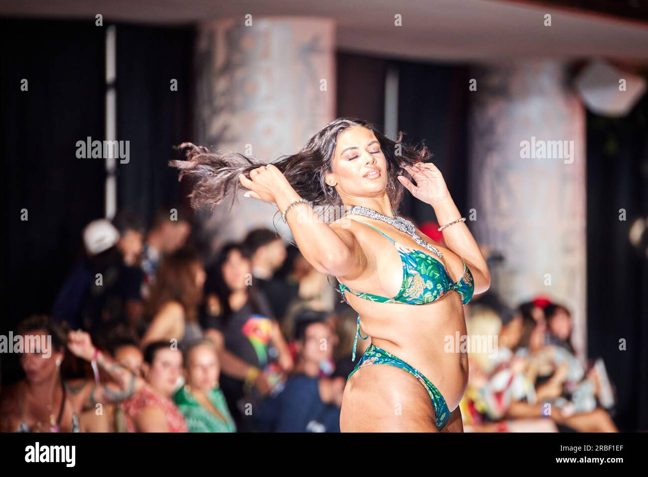 Miami Beach, USA. 09. Juli 2023. MIAMI BEACH, FLORIDA - Ein Model geht auf dem Laufsteg für die Miami Swim Fashion Show, präsentiert von SWANA The Label während der Miami Swim Week im SLS Hotel am 08. Juli 2023. Kredit: Yaroslav Sabitov/YES Market Media/Alamy Live News. Stockfoto