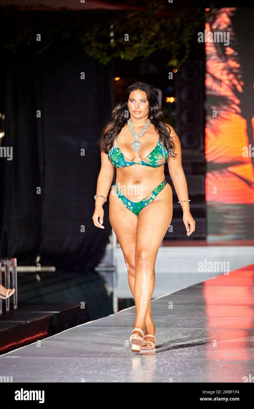 Miami Beach, USA. 09. Juli 2023. MIAMI BEACH, FLORIDA - Ein Model geht auf dem Laufsteg für die Miami Swim Fashion Show, präsentiert von SWANA The Label während der Miami Swim Week im SLS Hotel am 08. Juli 2023. Kredit: Yaroslav Sabitov/YES Market Media/Alamy Live News. Stockfoto