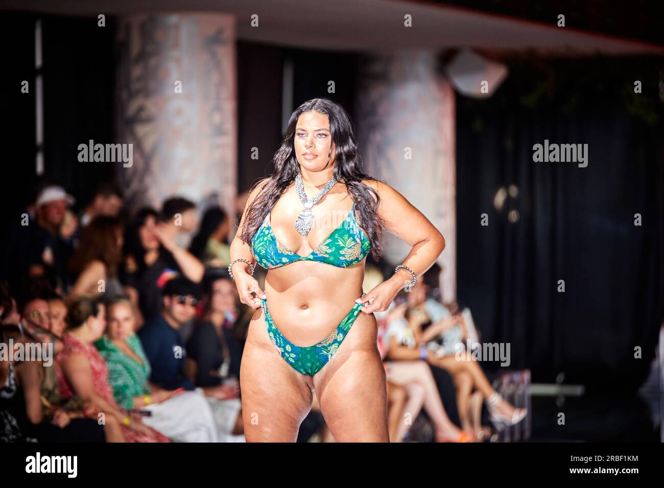 Miami Beach, USA. 09. Juli 2023. MIAMI BEACH, FLORIDA - Ein Model geht auf dem Laufsteg für die Miami Swim Fashion Show, präsentiert von SWANA The Label während der Miami Swim Week im SLS Hotel am 08. Juli 2023. Kredit: Yaroslav Sabitov/YES Market Media/Alamy Live News. Stockfoto