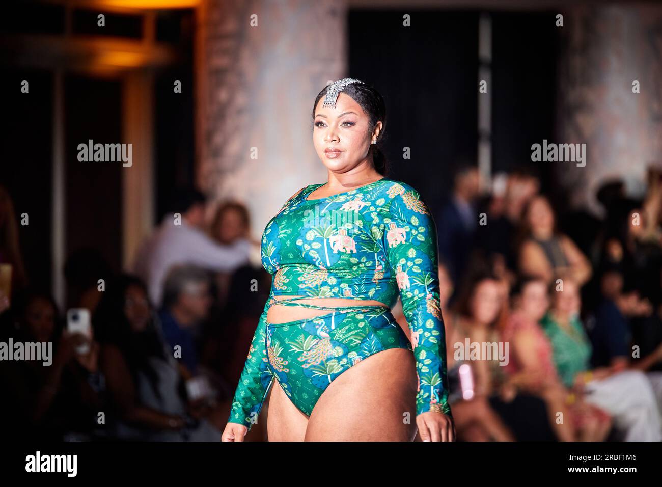 Miami Beach, USA. 09. Juli 2023. MIAMI BEACH, FLORIDA - Ein Model geht auf dem Laufsteg für die Miami Swim Fashion Show, präsentiert von SWANA The Label während der Miami Swim Week im SLS Hotel am 08. Juli 2023. Kredit: Yaroslav Sabitov/YES Market Media/Alamy Live News. Stockfoto