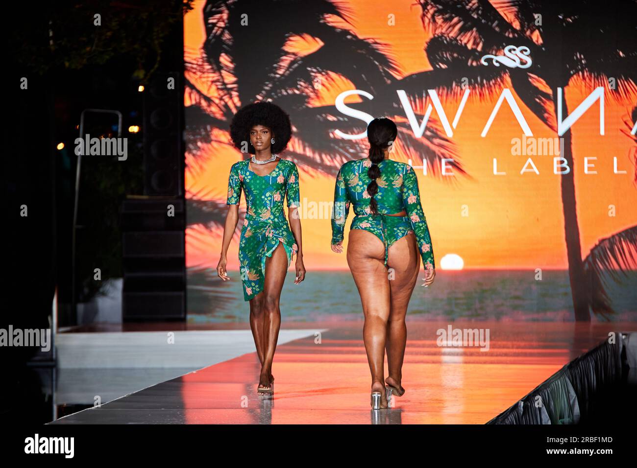 Miami Beach, USA. 09. Juli 2023. MIAMI BEACH, FLORIDA - Ein Model geht auf dem Laufsteg für die Miami Swim Fashion Show, präsentiert von SWANA The Label während der Miami Swim Week im SLS Hotel am 08. Juli 2023. Kredit: Yaroslav Sabitov/YES Market Media/Alamy Live News. Stockfoto