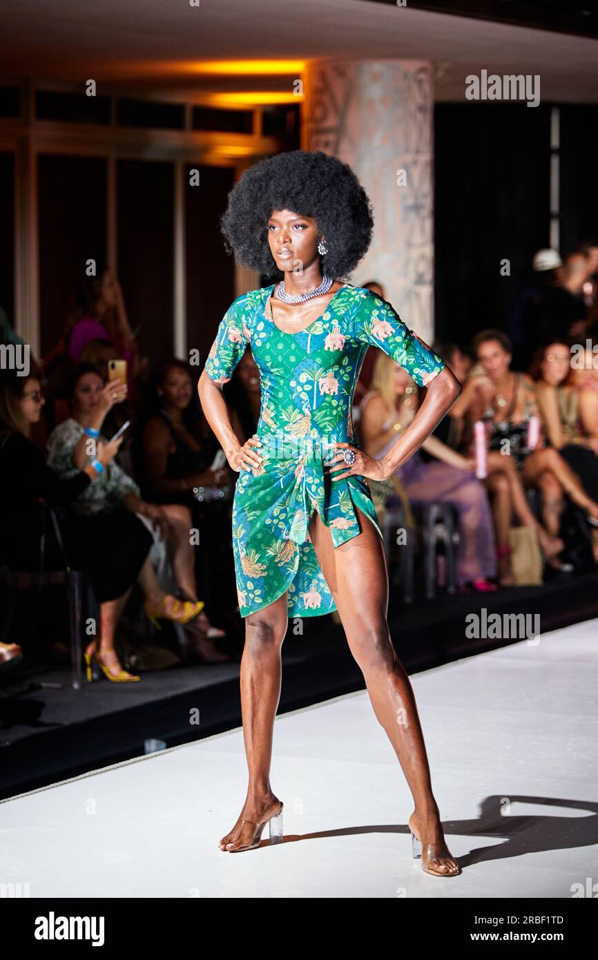 Miami Beach, USA. 09. Juli 2023. MIAMI BEACH, FLORIDA - Ein Model geht auf dem Laufsteg für die Miami Swim Fashion Show, präsentiert von SWANA The Label während der Miami Swim Week im SLS Hotel am 08. Juli 2023. Kredit: Yaroslav Sabitov/YES Market Media/Alamy Live News. Stockfoto