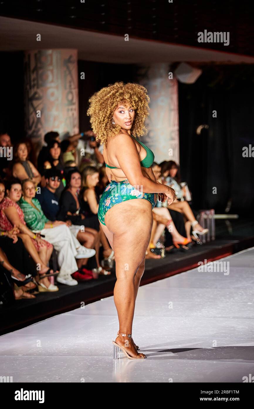 Miami Beach, USA. 09. Juli 2023. MIAMI BEACH, FLORIDA - Ein Model geht auf dem Laufsteg für die Miami Swim Fashion Show, präsentiert von SWANA The Label während der Miami Swim Week im SLS Hotel am 08. Juli 2023. Kredit: Yaroslav Sabitov/YES Market Media/Alamy Live News. Stockfoto