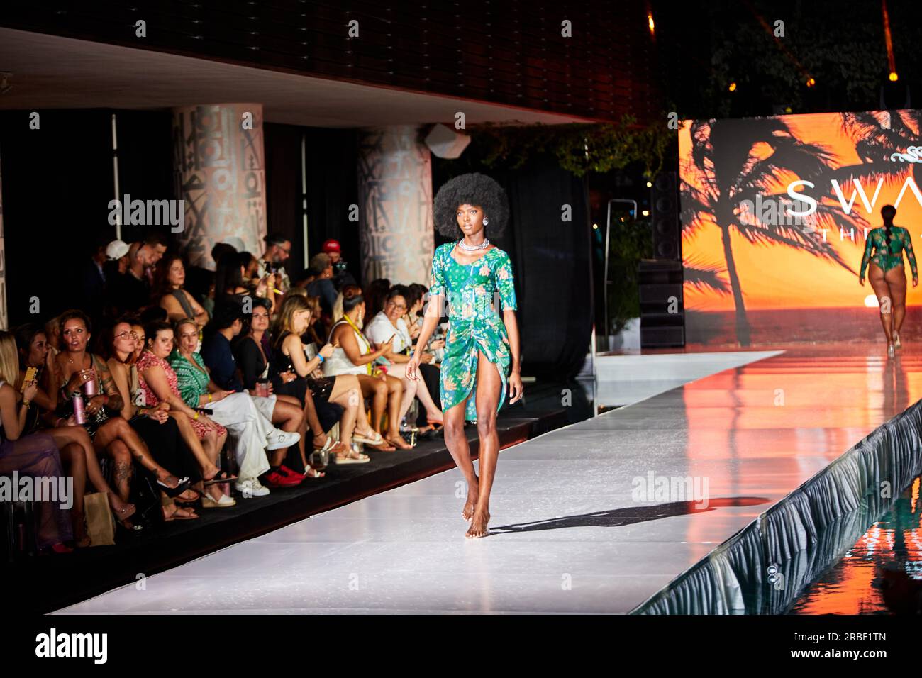 Miami Beach, USA. 09. Juli 2023. MIAMI BEACH, FLORIDA - Ein Model geht auf dem Laufsteg für die Miami Swim Fashion Show, präsentiert von SWANA The Label während der Miami Swim Week im SLS Hotel am 08. Juli 2023. Kredit: Yaroslav Sabitov/YES Market Media/Alamy Live News. Stockfoto