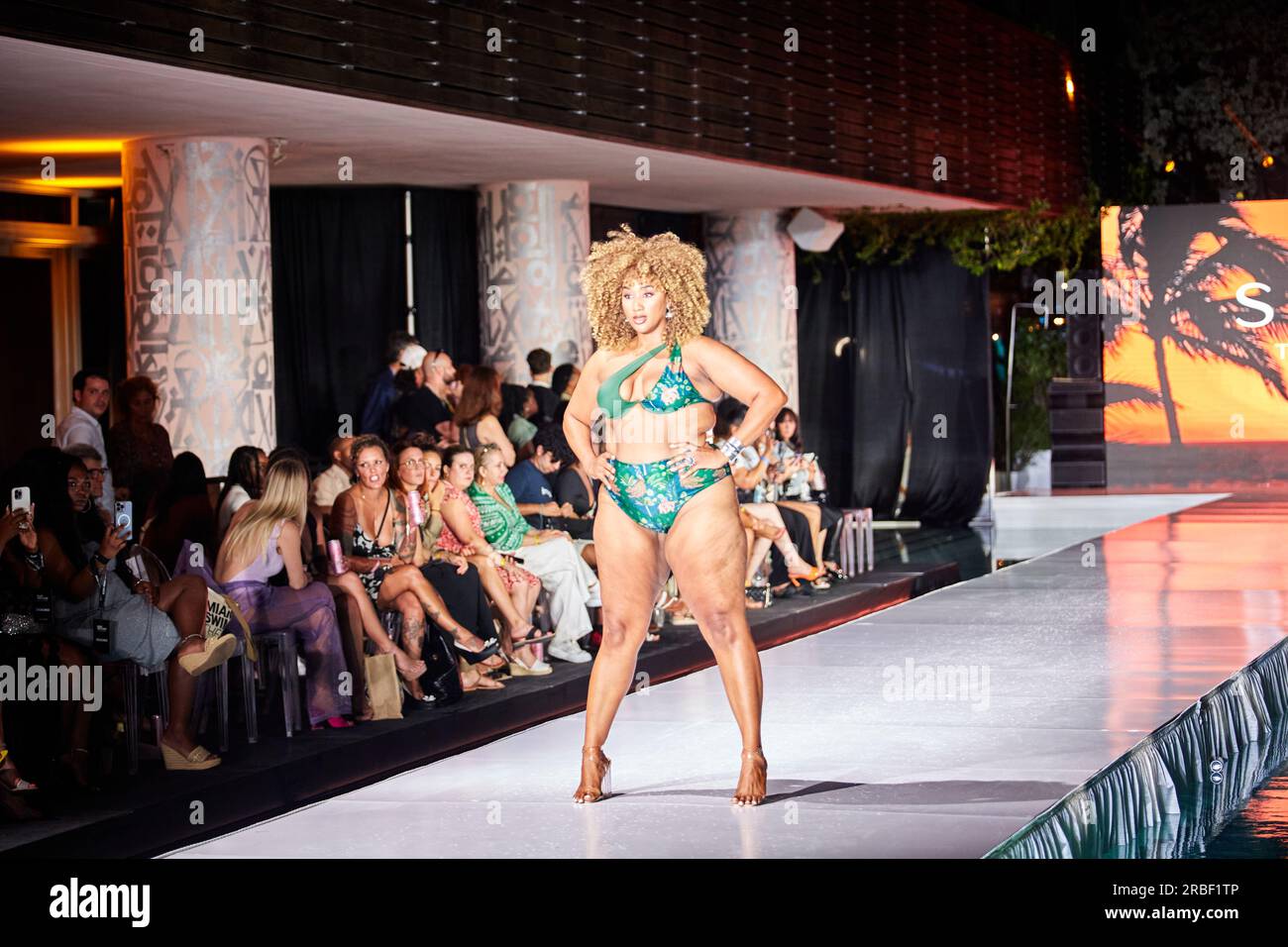Miami Beach, USA. 09. Juli 2023. MIAMI BEACH, FLORIDA - Ein Model geht auf dem Laufsteg für die Miami Swim Fashion Show, präsentiert von SWANA The Label während der Miami Swim Week im SLS Hotel am 08. Juli 2023. Kredit: Yaroslav Sabitov/YES Market Media/Alamy Live News. Stockfoto