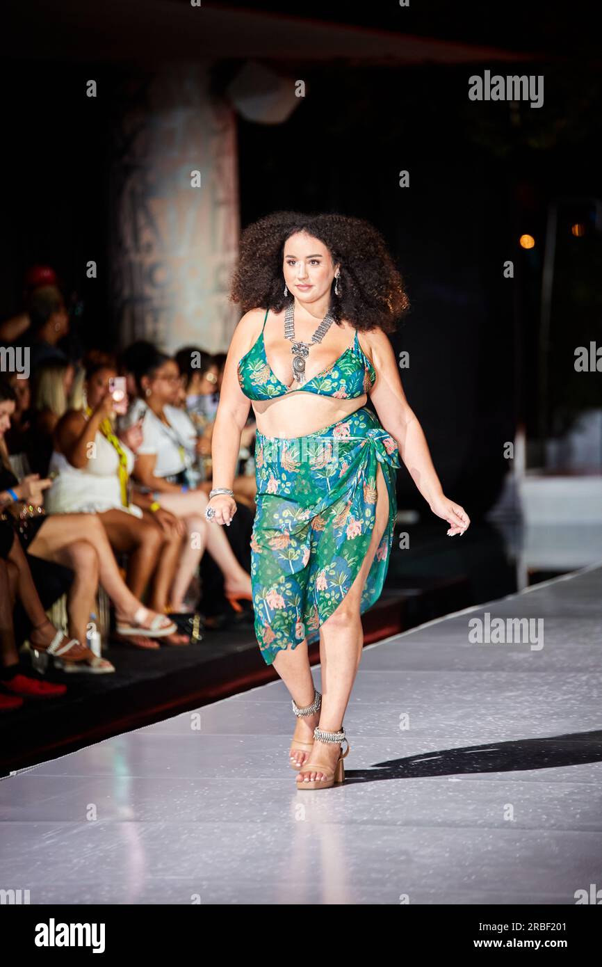 Miami Beach, USA. 09. Juli 2023. MIAMI BEACH, FLORIDA - Ein Model geht auf dem Laufsteg für die Miami Swim Fashion Show, präsentiert von SWANA The Label während der Miami Swim Week im SLS Hotel am 08. Juli 2023. Kredit: Yaroslav Sabitov/YES Market Media/Alamy Live News. Stockfoto