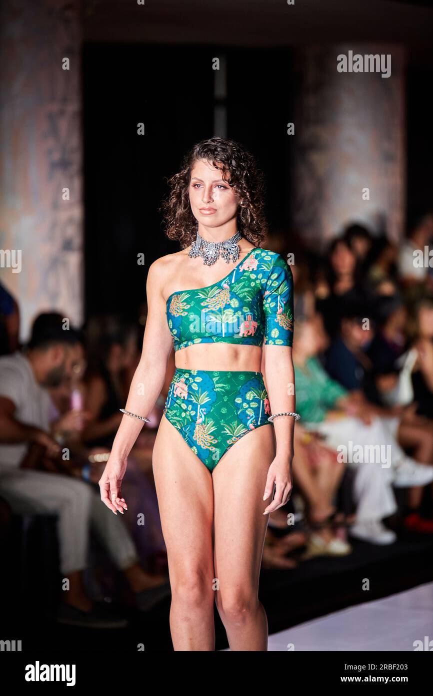 Miami Beach, USA. 09. Juli 2023. MIAMI BEACH, FLORIDA - Ein Model geht auf dem Laufsteg für die Miami Swim Fashion Show, präsentiert von SWANA The Label während der Miami Swim Week im SLS Hotel am 08. Juli 2023. Kredit: Yaroslav Sabitov/YES Market Media/Alamy Live News. Stockfoto
