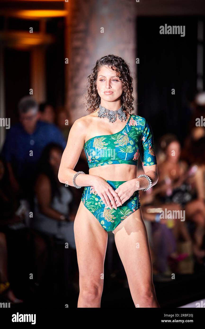 Miami Beach, USA. 09. Juli 2023. MIAMI BEACH, FLORIDA - Ein Model geht auf dem Laufsteg für die Miami Swim Fashion Show, präsentiert von SWANA The Label während der Miami Swim Week im SLS Hotel am 08. Juli 2023. Kredit: Yaroslav Sabitov/YES Market Media/Alamy Live News. Stockfoto