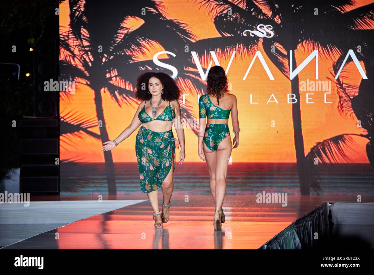 Miami Beach, USA. 09. Juli 2023. MIAMI BEACH, FLORIDA - Ein Model geht auf dem Laufsteg für die Miami Swim Fashion Show, präsentiert von SWANA The Label während der Miami Swim Week im SLS Hotel am 08. Juli 2023. Kredit: Yaroslav Sabitov/YES Market Media/Alamy Live News. Stockfoto