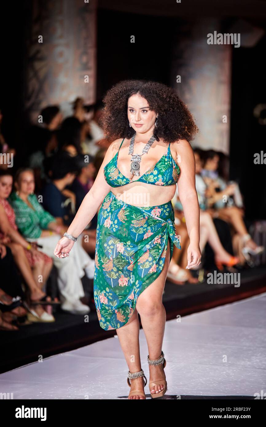 Miami Beach, USA. 09. Juli 2023. MIAMI BEACH, FLORIDA - Ein Model geht auf dem Laufsteg für die Miami Swim Fashion Show, präsentiert von SWANA The Label während der Miami Swim Week im SLS Hotel am 08. Juli 2023. Kredit: Yaroslav Sabitov/YES Market Media/Alamy Live News. Stockfoto