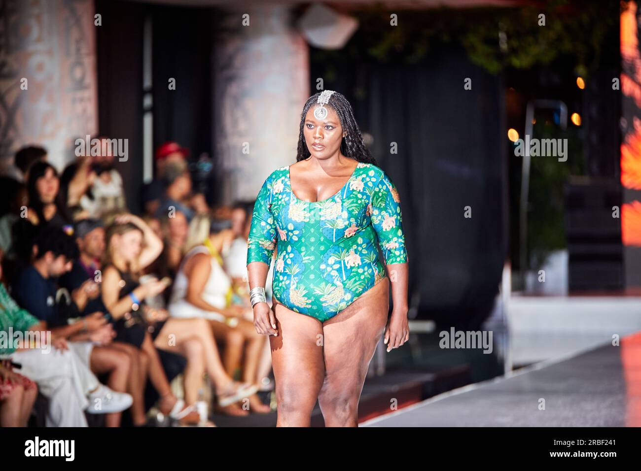 Miami Beach, USA. 09. Juli 2023. MIAMI BEACH, FLORIDA - Ein Model geht auf dem Laufsteg für die Miami Swim Fashion Show, präsentiert von SWANA The Label während der Miami Swim Week im SLS Hotel am 08. Juli 2023. Kredit: Yaroslav Sabitov/YES Market Media/Alamy Live News. Stockfoto