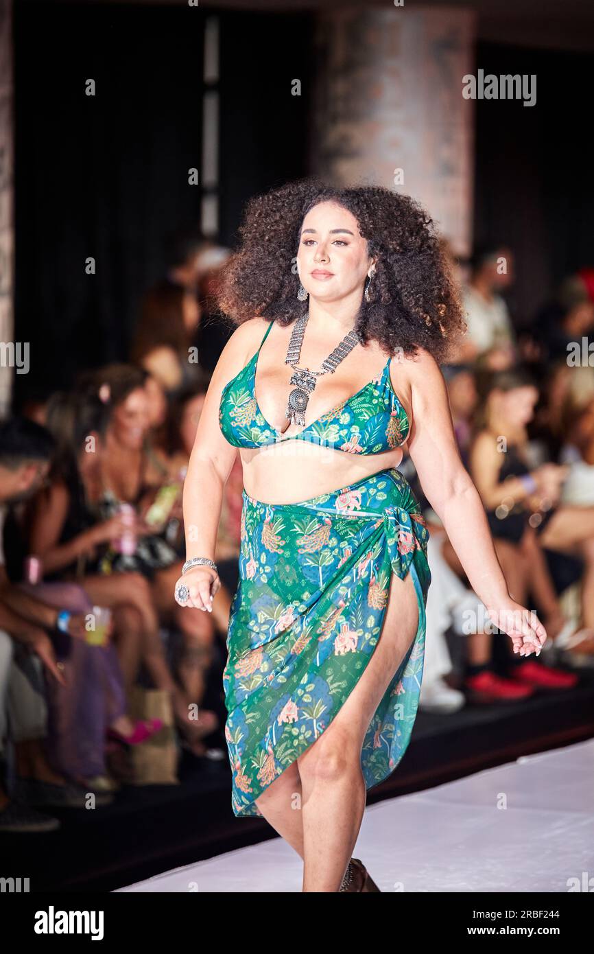 Miami Beach, USA. 09. Juli 2023. MIAMI BEACH, FLORIDA - Ein Model geht auf dem Laufsteg für die Miami Swim Fashion Show, präsentiert von SWANA The Label während der Miami Swim Week im SLS Hotel am 08. Juli 2023. Kredit: Yaroslav Sabitov/YES Market Media/Alamy Live News. Stockfoto