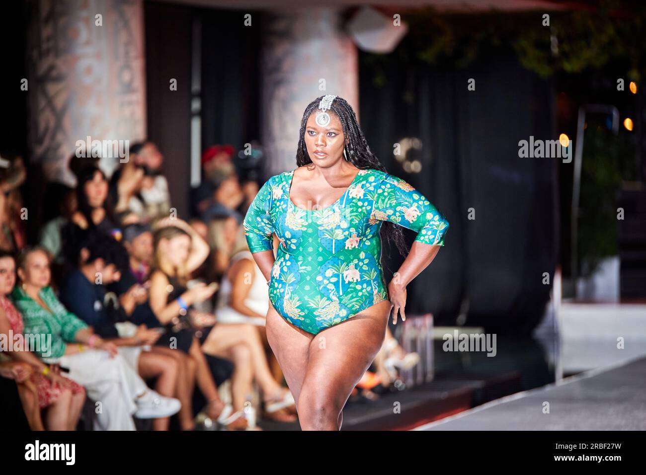 Miami Beach, USA. 09. Juli 2023. MIAMI BEACH, FLORIDA - Ein Model geht auf dem Laufsteg für die Miami Swim Fashion Show, präsentiert von SWANA The Label während der Miami Swim Week im SLS Hotel am 08. Juli 2023. Kredit: Yaroslav Sabitov/YES Market Media/Alamy Live News. Stockfoto