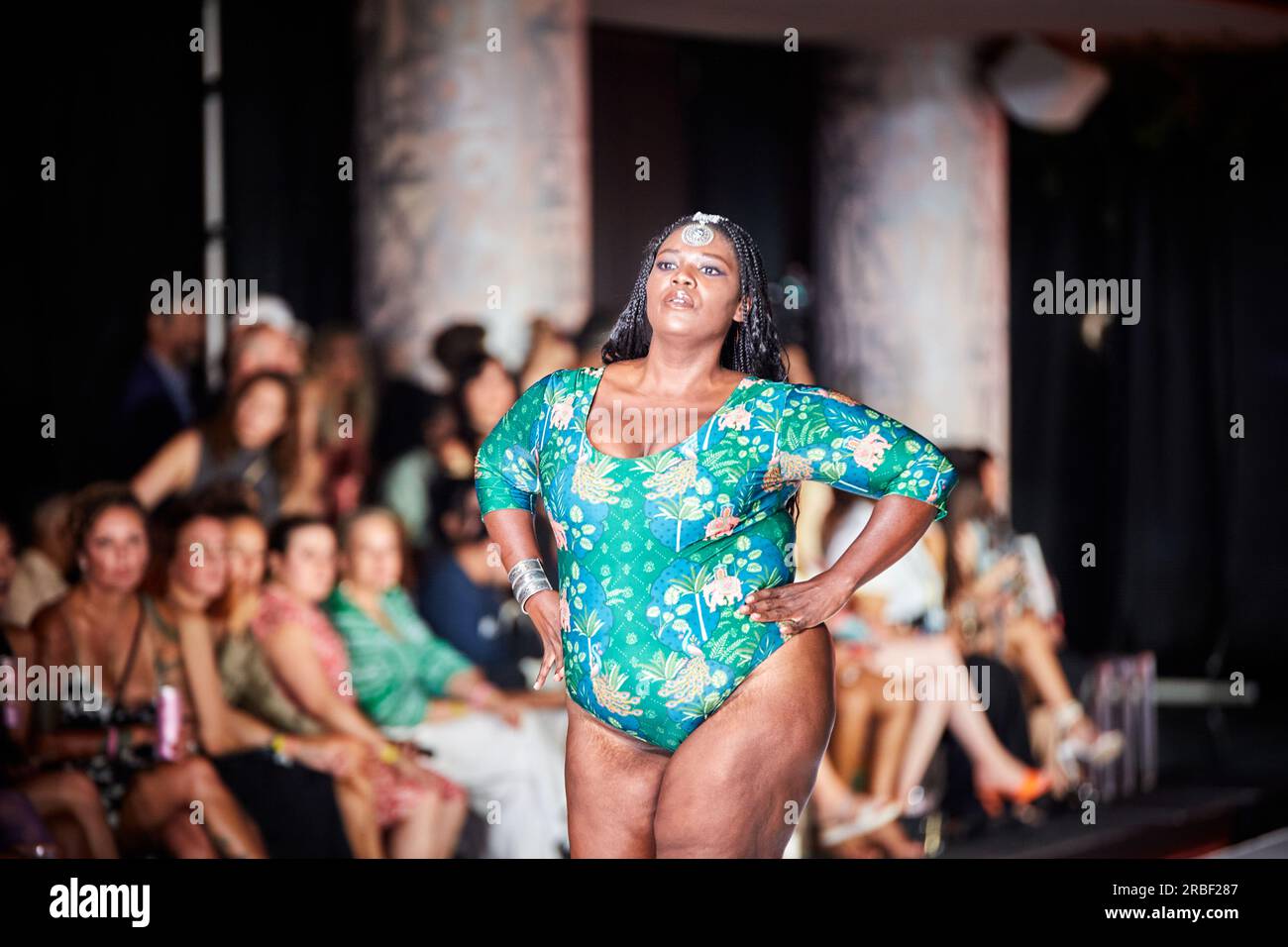 Miami Beach, USA. 09. Juli 2023. MIAMI BEACH, FLORIDA - Ein Model geht auf dem Laufsteg für die Miami Swim Fashion Show, präsentiert von SWANA The Label während der Miami Swim Week im SLS Hotel am 08. Juli 2023. Kredit: Yaroslav Sabitov/YES Market Media/Alamy Live News. Stockfoto
