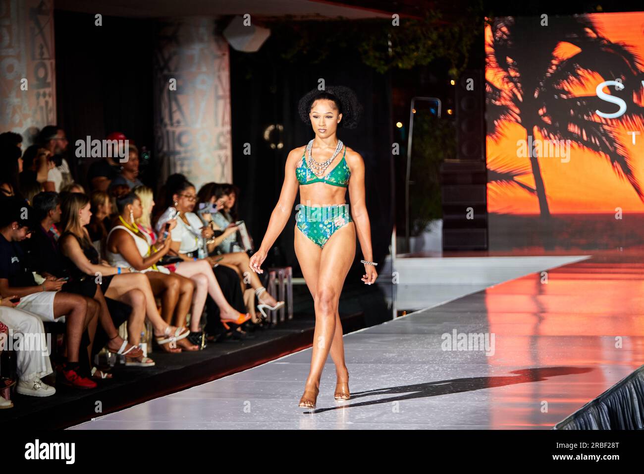 Miami Beach, USA. 09. Juli 2023. MIAMI BEACH, FLORIDA - Ein Model geht auf dem Laufsteg für die Miami Swim Fashion Show, präsentiert von SWANA The Label während der Miami Swim Week im SLS Hotel am 08. Juli 2023. Kredit: Yaroslav Sabitov/YES Market Media/Alamy Live News. Stockfoto