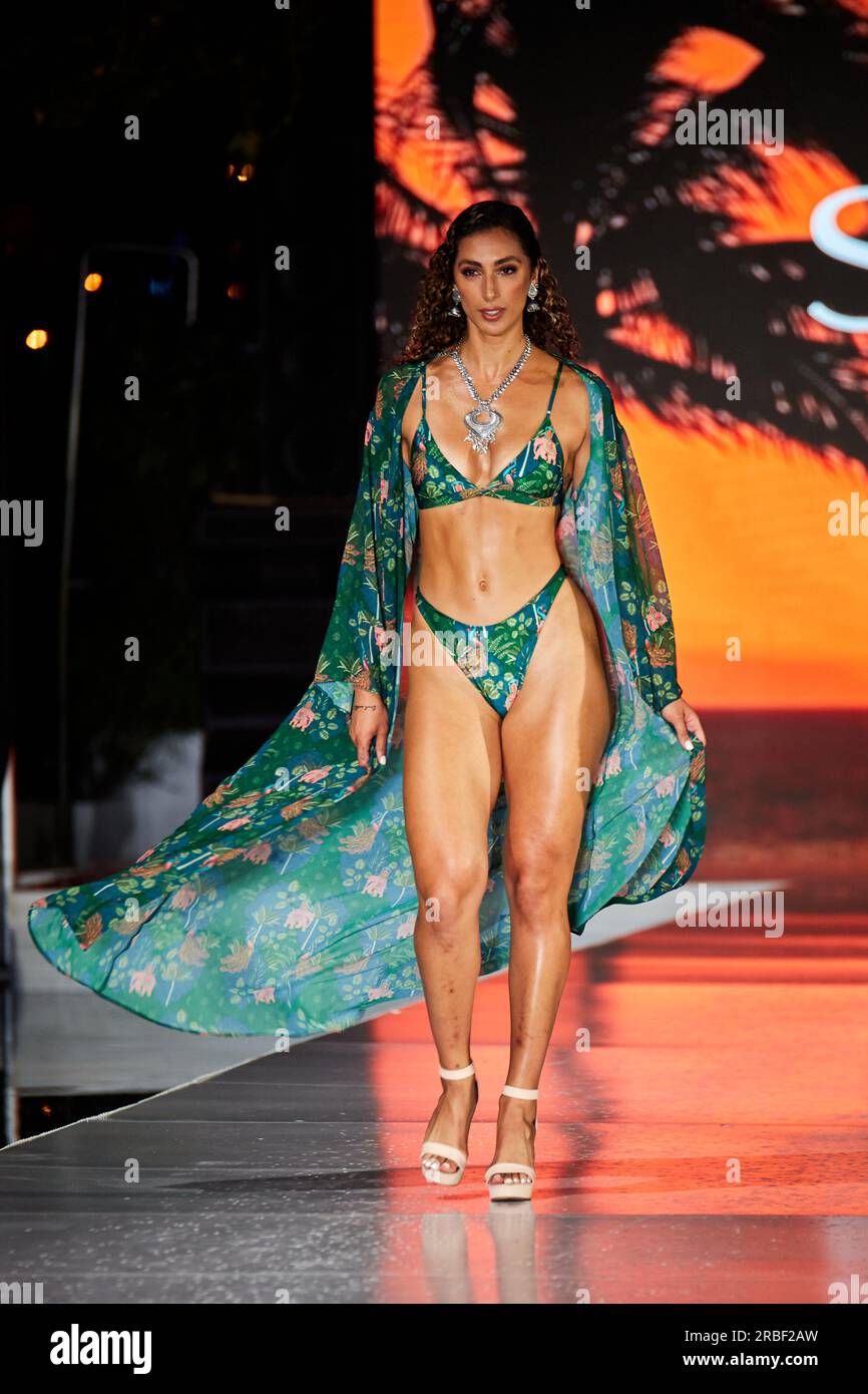 Miami Beach, USA. 09. Juli 2023. MIAMI BEACH, FLORIDA - Ein Model geht auf dem Laufsteg für die Miami Swim Fashion Show, präsentiert von SWANA The Label während der Miami Swim Week im SLS Hotel am 08. Juli 2023. Kredit: Yaroslav Sabitov/YES Market Media/Alamy Live News. Stockfoto