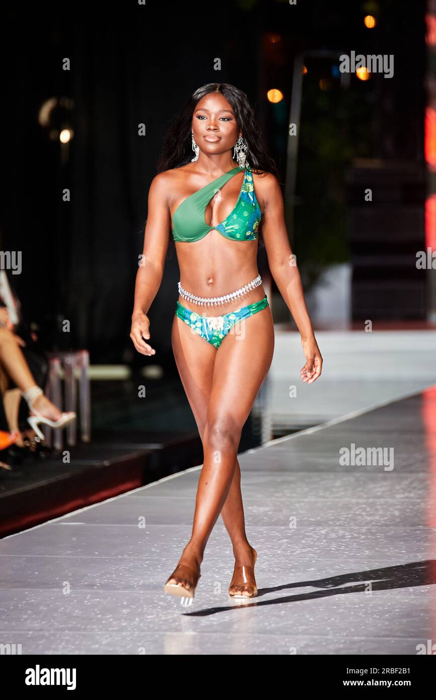 Miami Beach, USA. 09. Juli 2023. MIAMI BEACH, FLORIDA - Ein Model geht auf dem Laufsteg für die Miami Swim Fashion Show, präsentiert von SWANA The Label während der Miami Swim Week im SLS Hotel am 08. Juli 2023. Kredit: Yaroslav Sabitov/YES Market Media/Alamy Live News. Stockfoto