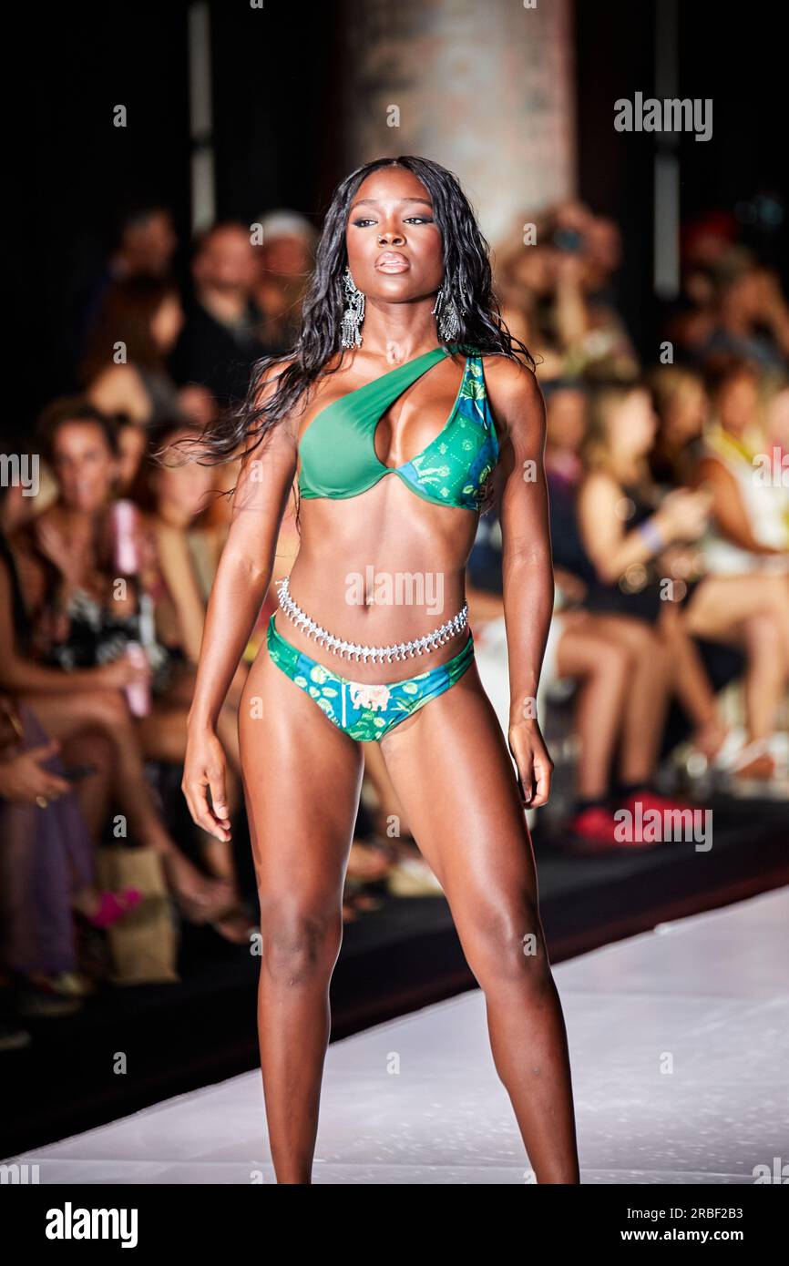 Miami Beach, USA. 09. Juli 2023. MIAMI BEACH, FLORIDA - Ein Model geht auf dem Laufsteg für die Miami Swim Fashion Show, präsentiert von SWANA The Label während der Miami Swim Week im SLS Hotel am 08. Juli 2023. Kredit: Yaroslav Sabitov/YES Market Media/Alamy Live News. Stockfoto