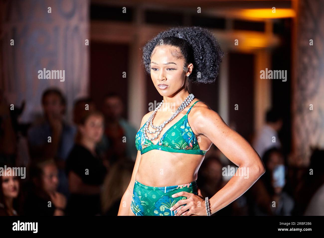 Miami Beach, USA. 09. Juli 2023. MIAMI BEACH, FLORIDA - Ein Model geht auf dem Laufsteg für die Miami Swim Fashion Show, präsentiert von SWANA The Label während der Miami Swim Week im SLS Hotel am 08. Juli 2023. Kredit: Yaroslav Sabitov/YES Market Media/Alamy Live News. Stockfoto