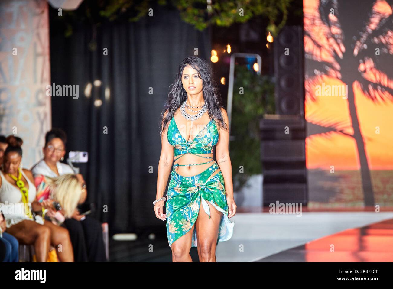 Miami Beach, USA. 09. Juli 2023. MIAMI BEACH, FLORIDA - Ein Model geht auf dem Laufsteg für die Miami Swim Fashion Show, präsentiert von SWANA The Label während der Miami Swim Week im SLS Hotel am 08. Juli 2023. Kredit: Yaroslav Sabitov/YES Market Media/Alamy Live News. Stockfoto