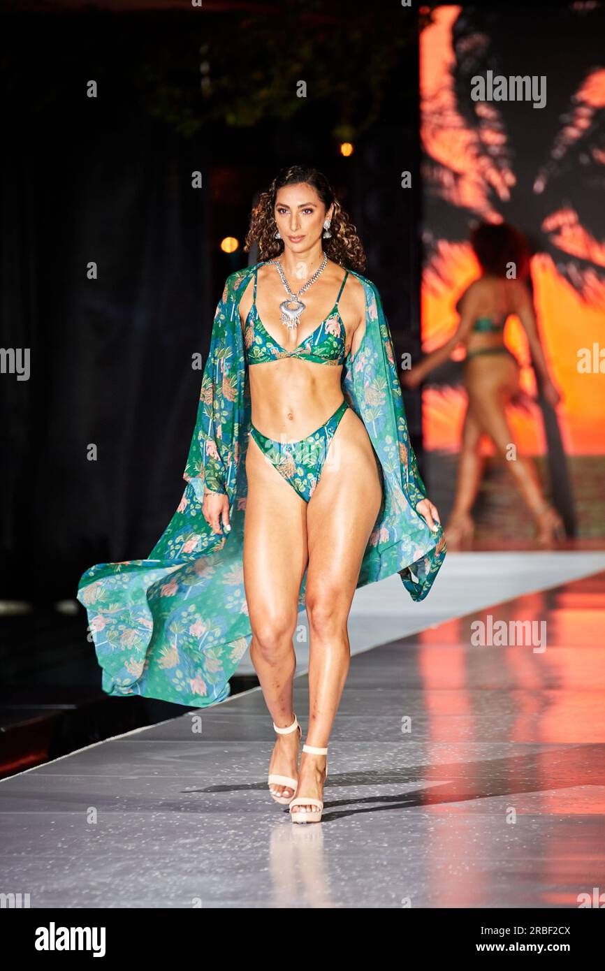 Miami Beach, USA. 09. Juli 2023. MIAMI BEACH, FLORIDA - Ein Model geht auf dem Laufsteg für die Miami Swim Fashion Show, präsentiert von SWANA The Label während der Miami Swim Week im SLS Hotel am 08. Juli 2023. Kredit: Yaroslav Sabitov/YES Market Media/Alamy Live News. Stockfoto