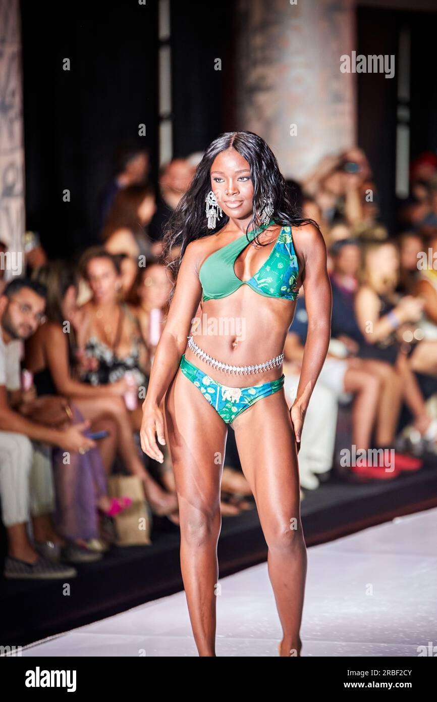 Miami Beach, USA. 09. Juli 2023. MIAMI BEACH, FLORIDA - Ein Model geht auf dem Laufsteg für die Miami Swim Fashion Show, präsentiert von SWANA The Label während der Miami Swim Week im SLS Hotel am 08. Juli 2023. Kredit: Yaroslav Sabitov/YES Market Media/Alamy Live News. Stockfoto