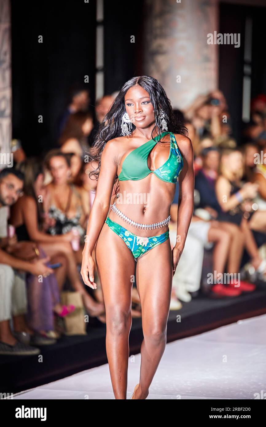 Miami Beach, USA. 09. Juli 2023. MIAMI BEACH, FLORIDA - Ein Model geht auf dem Laufsteg für die Miami Swim Fashion Show, präsentiert von SWANA The Label während der Miami Swim Week im SLS Hotel am 08. Juli 2023. Kredit: Yaroslav Sabitov/YES Market Media/Alamy Live News. Stockfoto