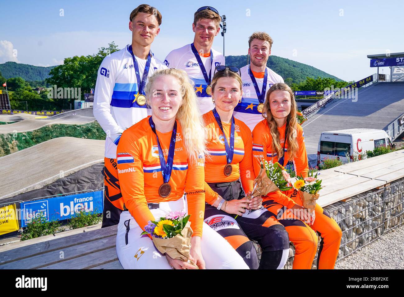 Besancon, Frankreich. 09. Juli 2023. BESANCON, FRANKREICH - JULI 9: Jaymio Brink (Niederlande), Niek Kimmann (Niederlande), Jay Schippers (Niederlande), Manon Veenstra (Niederlande), Merel Smulders aus den Niederlanden und Michelle Wissing aus den Niederlanden posieren nach ihrem ersten und dritten Platz im Team Time Trial Final für Männer und Frauen an Tag 3 der UEC BMX Europameisterschaft 2023 beim Complexe sportif du Rosemont am 9. Juli 2023 in Besancon, Frankreich (Foto: Rene Nijhuis/BSR Agency) Kredit: BSR Agency/Alamy Live News Stockfoto