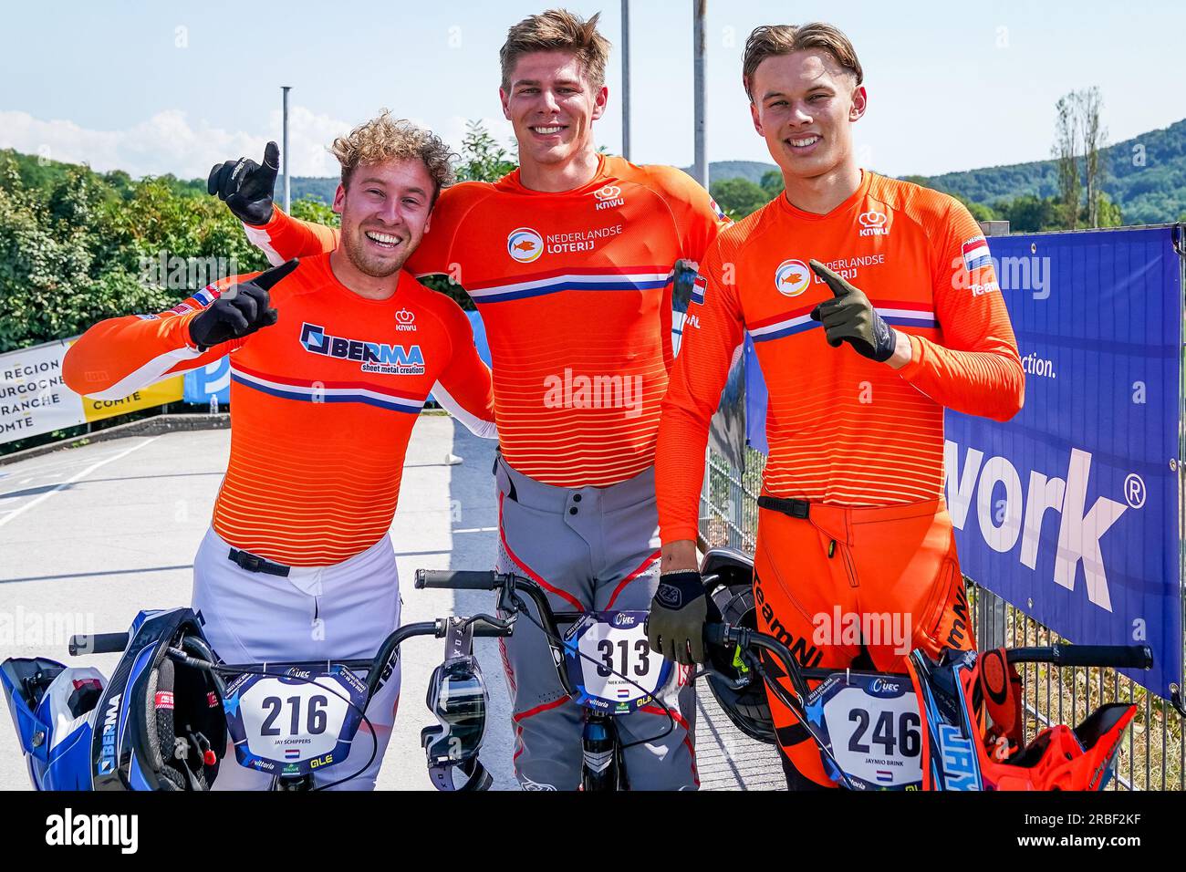 Besancon, Frankreich. 09. Juli 2023. BESANCON, FRANKREICH - JULI 9 9: Jay Schippers aus den Niederlanden, Niek Kimmann aus den Niederlanden und Jaymio Brink aus den Niederlanden feiern am 3. Juli 2023 bei der BMX-Europameisterschaft der Männer im Complexe sportif du Rosemont den Sieg nach dem Finale der Mannschaftszeit. 2023 in Besancon, Frankreich (Foto von Rene Nijhuis/BSR Agency) Kredit: BSR Agency/Alamy Live News Stockfoto