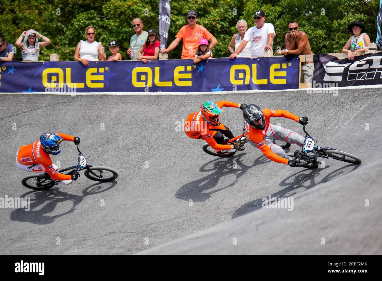 Besancon, Frankreich. 09. Juli 2023. BESANCON, FRANKREICH - JULI 9: Jay Schippers aus den Niederlanden, Jaymio Brink aus den Niederlanden und Niek Kimmann aus den Niederlanden, die an Tag 3 der UEC BMX-Europameisterschaft 2023 beim Complexe sportif du Rosemont am 9. Juli 2023 in Besancon an den Qualifizierungen für die Mannschaftszeit teilnehmen; Frankreich (Foto von Rene Nijhuis/BSR Agency) Kredit: BSR Agency/Alamy Live News Stockfoto