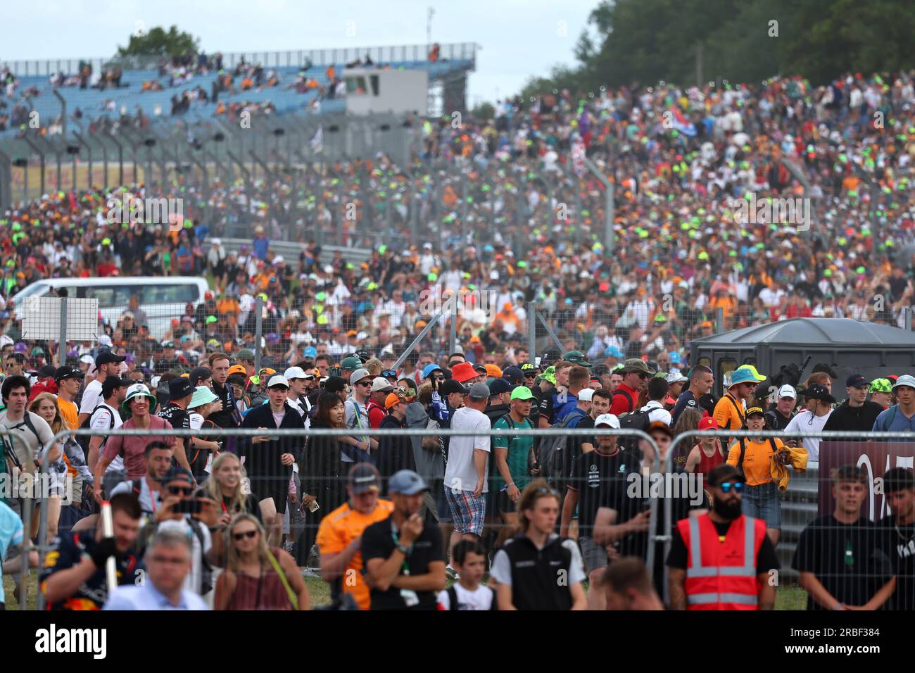 Silverstone, Großbritannien. 09. Juli 2023. Atmosphäre der Rennstrecke – am Ende des Rennens dringen die Fans in die Rennstrecke ein. 09.07.2023. Formel-1-Weltmeisterschaft, Rd 11, British Grand Prix, Silverstone, England, Wettkampftag. Das Foto sollte wie folgt lauten: XPB/Press Association Images. Kredit: XPB Images Ltd/Alamy Live News Stockfoto