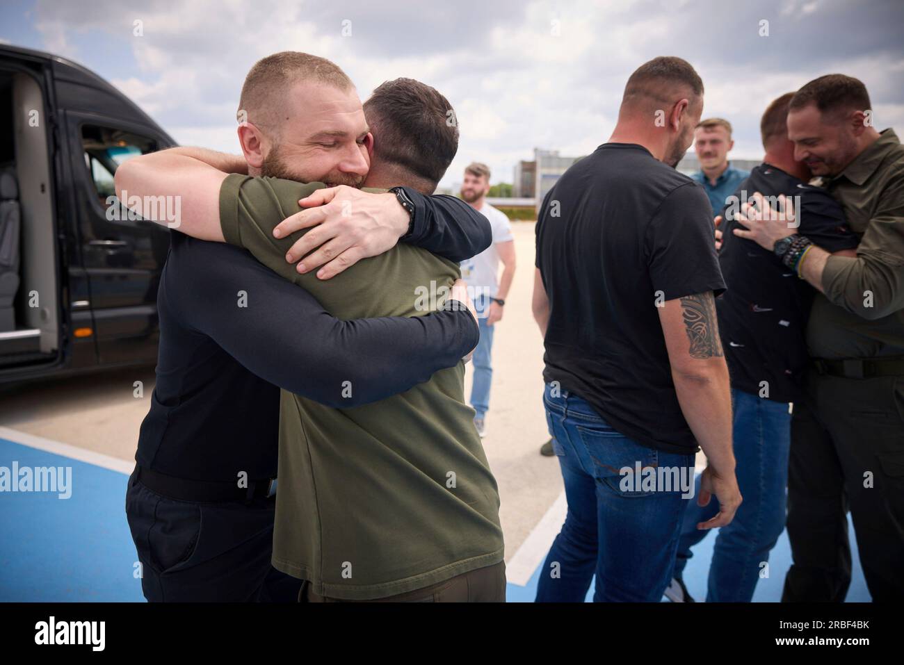 Istanbul, Türkei. 08. Juli 2023. Der ukrainische Präsident Wolodymyr Zelenskyy begrüßt Serhii Volynskyi, einen Soldaten, der während der Belagerung des Stahlwerks Azovstal nach seiner Freilassung durch die türkische Regierung am Internationalen Flughafen Istanbul am 8. Juli 2023 in Istanbul, Türkei, gefangen genommen wurde. Der türkische Präsident Recep Tayyip Erdogan hat im Rahmen eines Gefangenenaustauschs mit Russland fünf Gefangene freigelassen, die in der Türkei festgehalten werden. Kredit: Ukrainischer Ratsvorsitz/Ukrainischer Ratsvorsitz/Alamy Live News Stockfoto