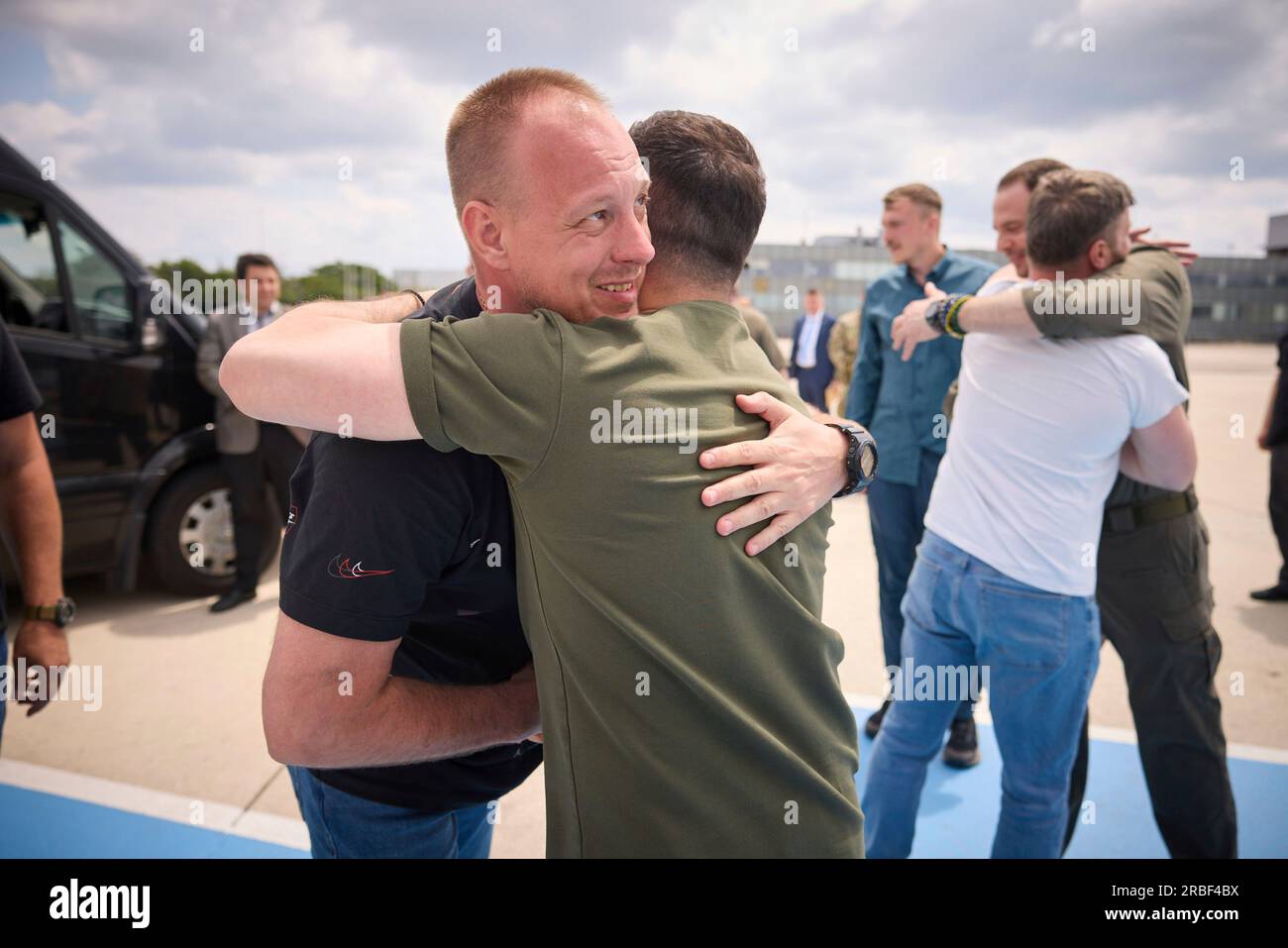 Istanbul, Türkei. 08. Juli 2023. Der ukrainische Präsident Wolodymyr Zelenskyy, richtig, begrüßt den Asowschen Verteidiger Denys Shleha, der während der Belagerung des Stahlwerks Azovstal nach seiner Freilassung durch die türkische Regierung am Internationalen Flughafen Istanbul am 8. Juli 2023 in Istanbul, Türkei, gefangen genommen wurde. Der türkische Präsident Recep Tayyip Erdogan hat im Rahmen eines Gefangenenaustauschs mit Russland fünf Gefangene freigelassen, die in der Türkei festgehalten werden. Kredit: Ukrainischer Ratsvorsitz/Ukrainischer Ratsvorsitz/Alamy Live News Stockfoto