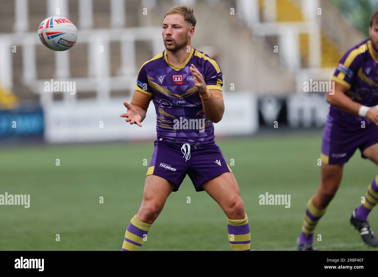 Newcastle, Großbritannien. 11. Juni 2023. Jack Miller erhält einen Pass während des BETFRED-Meisterschaftsspiels zwischen Newcastle Thunder und Whitehaven RLFC im Kingston Park, Newcastle, am Sonntag, den 9. Juli 2023. (Foto: Chris Lishman | MI News) Kredit: MI News & Sport /Alamy Live News Stockfoto