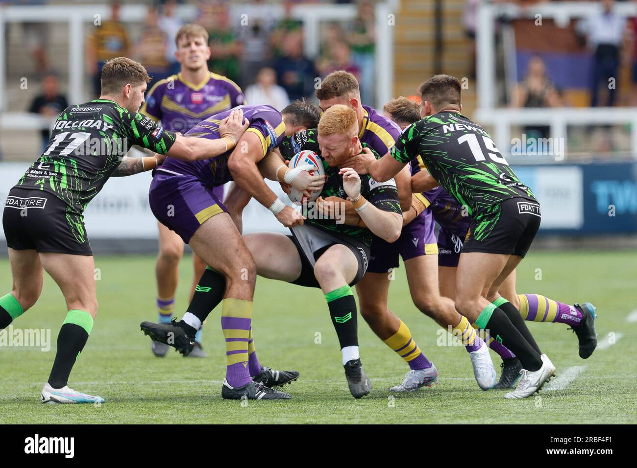 Newcastle, Großbritannien. 11. Juni 2023. Curtis Teare of Whitehaven wird am Sonntag, den 9. Juli 2023, beim BETFRED Championship Match zwischen Newcastle Thunder und Whitehaven RLFC im Kingston Park, Newcastle, angegriffen. (Foto: Chris Lishman | MI News) Kredit: MI News & Sport /Alamy Live News Stockfoto