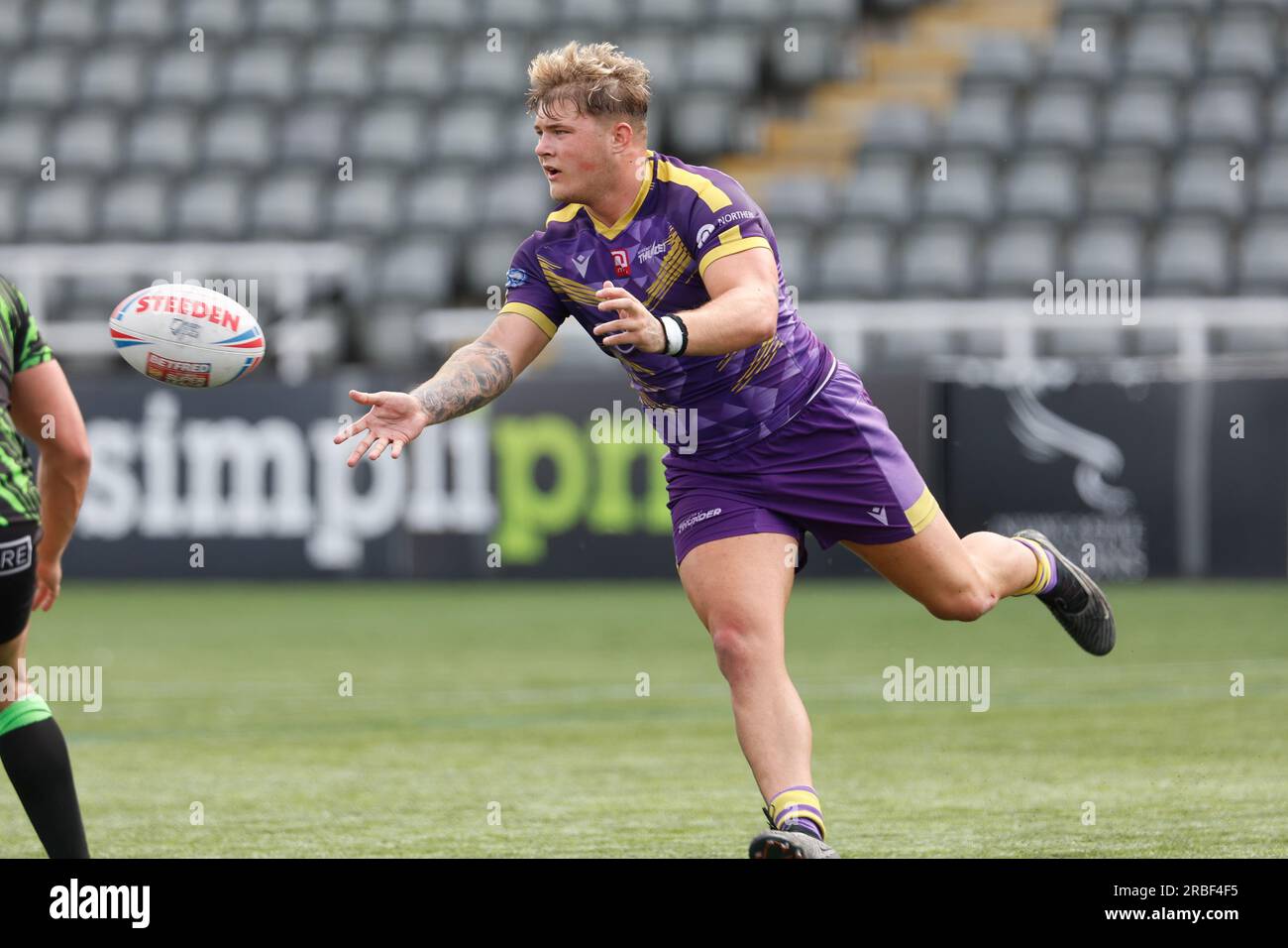 Newcastle, Großbritannien. 11. Juni 2023. Denive Balmforth of Newcastle Thunder tritt am Sonntag, den 9. Juli 2023, während DES BETFRED-Meisterschaftsspiels zwischen Newcastle Thunder und Whitehaven RLFC im Kingston Park in Newcastle ein. (Foto: Chris Lishman | MI News) Kredit: MI News & Sport /Alamy Live News Stockfoto