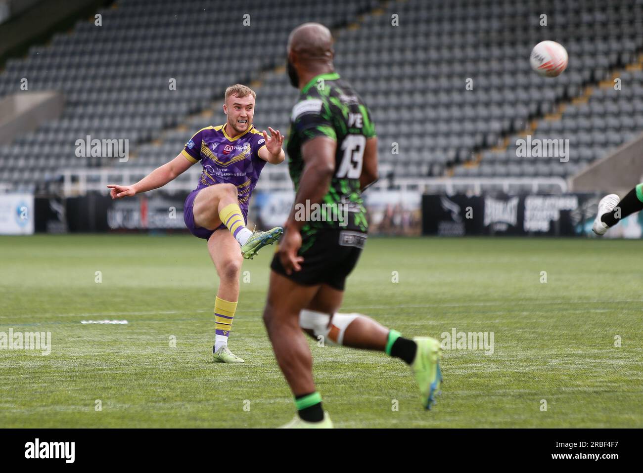 Newcastle, Großbritannien. 11. Juni 2023. Connor Bailey von Newcastle Thunder versucht am Sonntag, den 9. Juli 2023, beim BETFRED Championship Match zwischen Newcastle Thunder und Whitehaven RLFC im Kingston Park, Newcastle, ein Drop-Tor. (Foto: Chris Lishman | MI News) Kredit: MI News & Sport /Alamy Live News Stockfoto