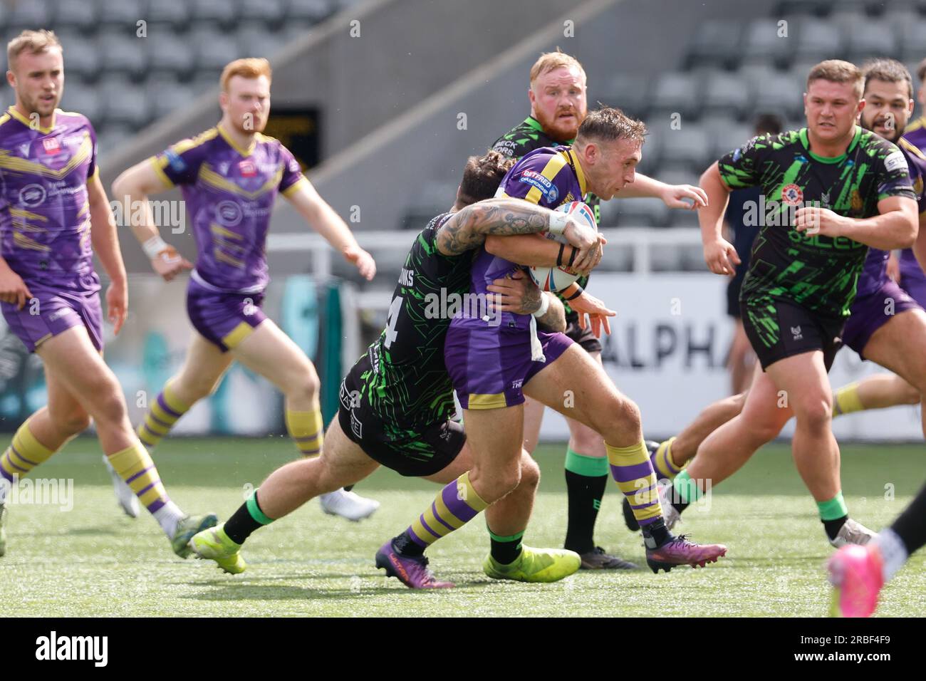 Newcastle, Großbritannien. 11. Juni 2023. Evan Simons von Newcastle Thunder wird am Sonntag, den 9. Juli 2023, im Kingston Park, Newcastle Park, Newcastle, beim BETFRED Championship Match zwischen Newcastle Thunder und Whitehaven RLFC angegriffen. (Foto: Chris Lishman | MI News) Kredit: MI News & Sport /Alamy Live News Stockfoto