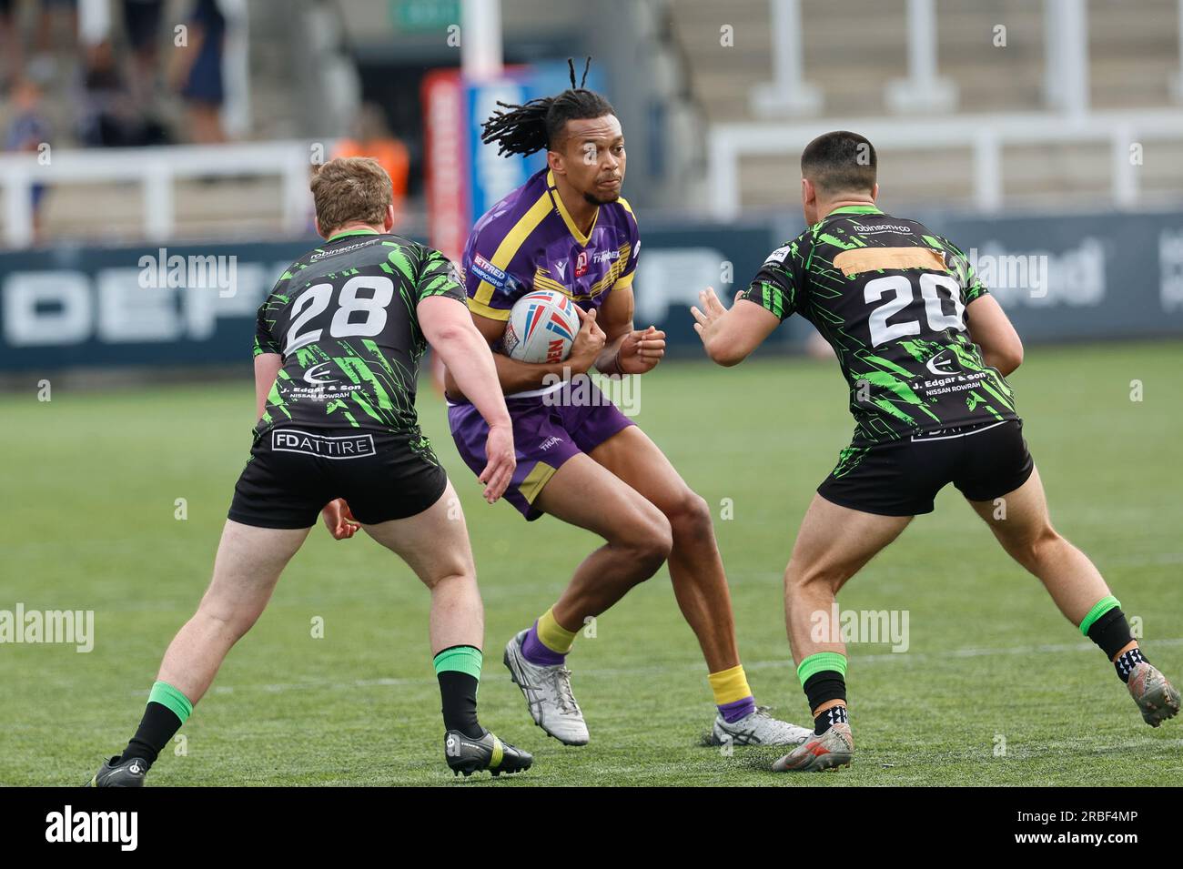 Newcastle, Großbritannien. 11. Juni 2023. Alex Young von Newcastle Thunder tritt am Sonntag, den 9. Juli 2023, im Kingston Park in Newcastle Park, Newcastle Park, Newcastle, beim BETFRED Championship Match zwischen Newcastle Thunder und Whitehaven RLFC in die Whitehaven Defense ein. (Foto: Chris Lishman | MI News) Kredit: MI News & Sport /Alamy Live News Stockfoto