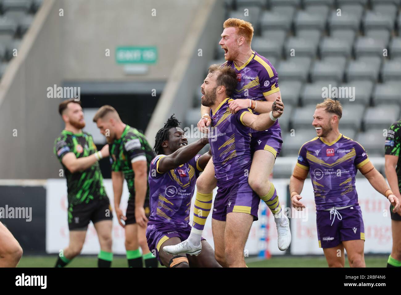 Newcastle, Großbritannien. 11. Juni 2023. Jay Chapelhow feiert am Sonntag, den 9. Juli 2023, mit Alex Donaghy und Gideon Boafo das BETFRED Championship-Spiel zwischen Newcastle Thunder und Whitehaven RLFC im Kingston Park, Newcastle. (Foto: Chris Lishman | MI News) Kredit: MI News & Sport /Alamy Live News Stockfoto
