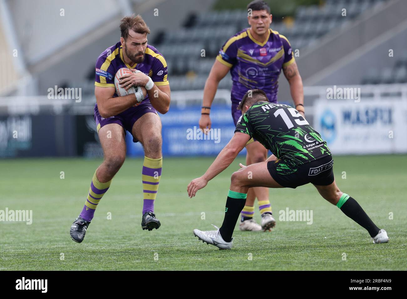 Newcastle, Großbritannien. 11. Juni 2023. Jay Chapelhow von Newcastle Thunder tritt James Newton von Whitehaven beim BETFRED Championship Match zwischen Newcastle Thunder und Whitehaven RLFC am Sonntag, den 9. Juli 2023, im Kingston Park, Newcastle, entgegen. (Foto: Chris Lishman | MI News) Kredit: MI News & Sport /Alamy Live News Stockfoto