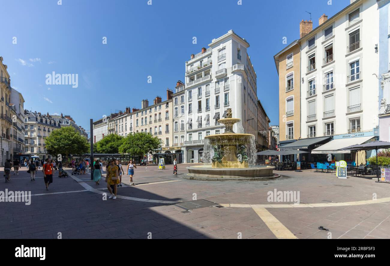 Grenoble, Frankreich - 8. Juli 2023: Place Grenette. Der Ountain „Le Château d'Eau Lavalette“ wurde 1825 erbaut und ist mit vier Cherubs geschmückt Stockfoto