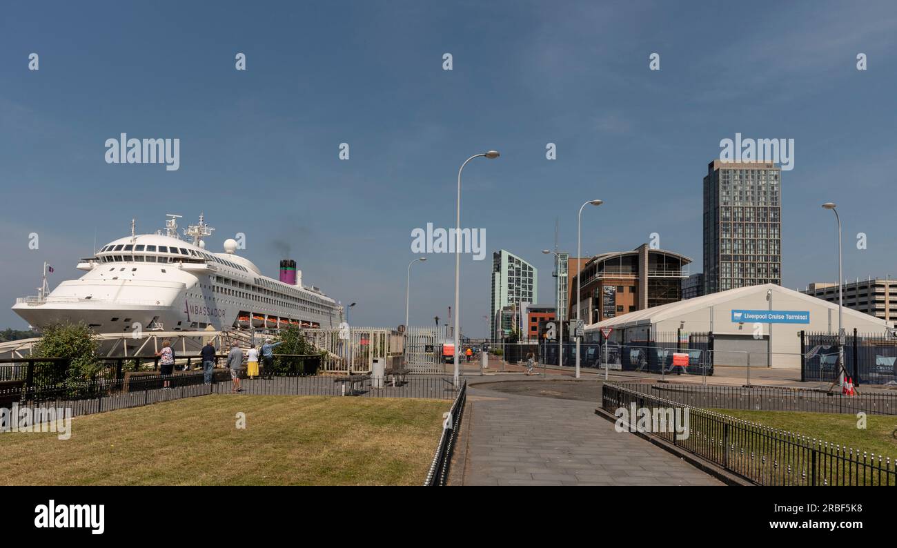 Liverpool, Merseyside, England, Großbritannien. 8. Juni 2023 Überblick über den Kreuzfahrtanleger am Ufer von Liverpool. Stockfoto