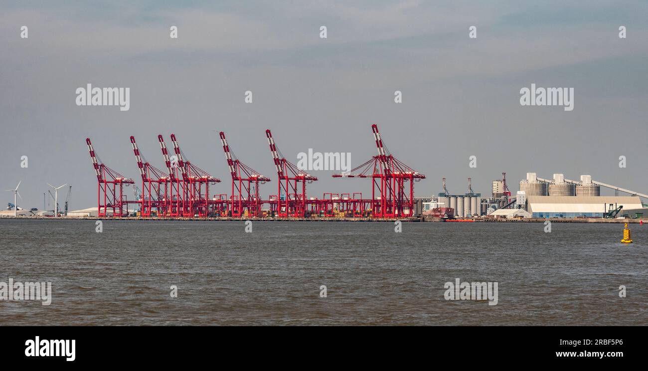 Liverpool, England, Großbritannien. 8. Juni 2023 Liverpool Container Portkrane und Silos über den Fluss Mersey Stockfoto